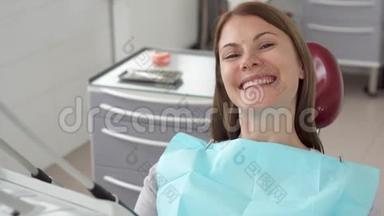 牙科诊所女病人画像。 在牙科椅上等口腔医生。 牙科检查